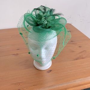 Green fascinator. Size small.